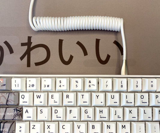 Cable blanco en espiral para teclado mecánico
