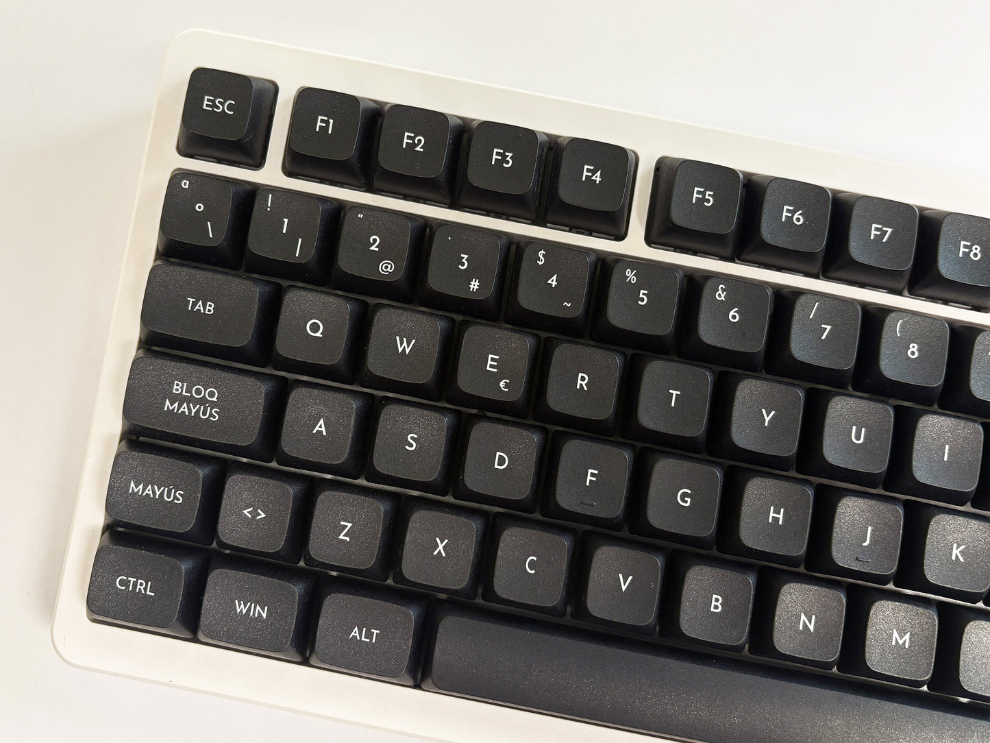Teclas Lienzo Negro + Nyby83 Blanco